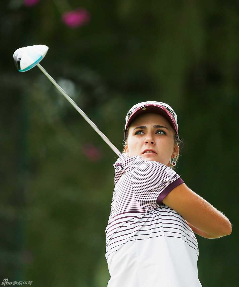 凝神静思。球员在果岭上专注观察推杆线路，阳光勾勒出沉静而坚毅的侧脸轮廓，展现了高尔夫运动静水深流般的专注力。