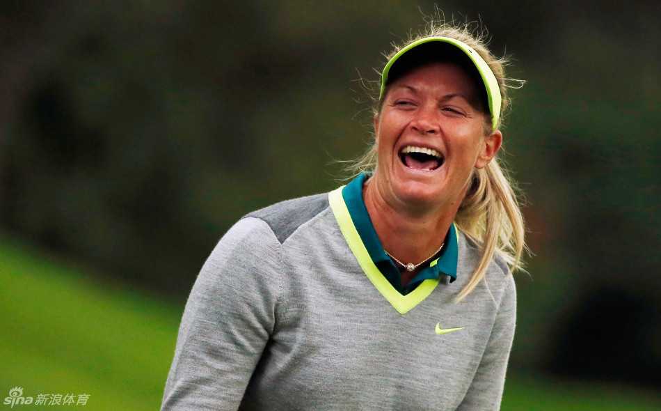 远眺思考。球员手搭凉棚，在发球台极目远眺球道落点区域，谨慎制定开球策略，展现了高尔夫作为头脑运动的核心特质。