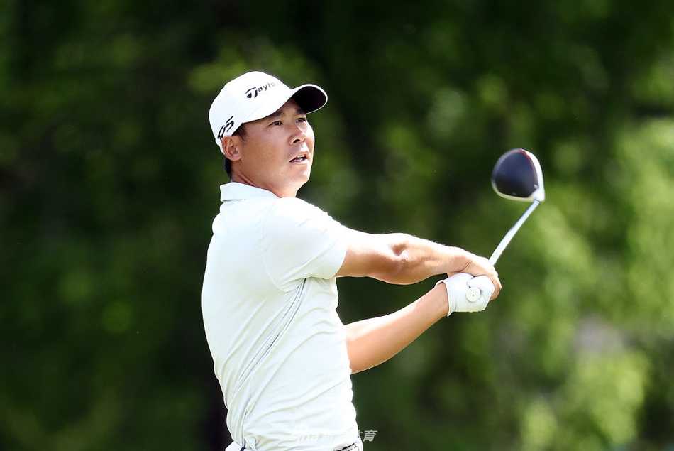 吉勒曼与母亲在颁奖仪式上深情相拥，母亲眼中闪烁着骄傲的泪光，粉红背景格外温暖。