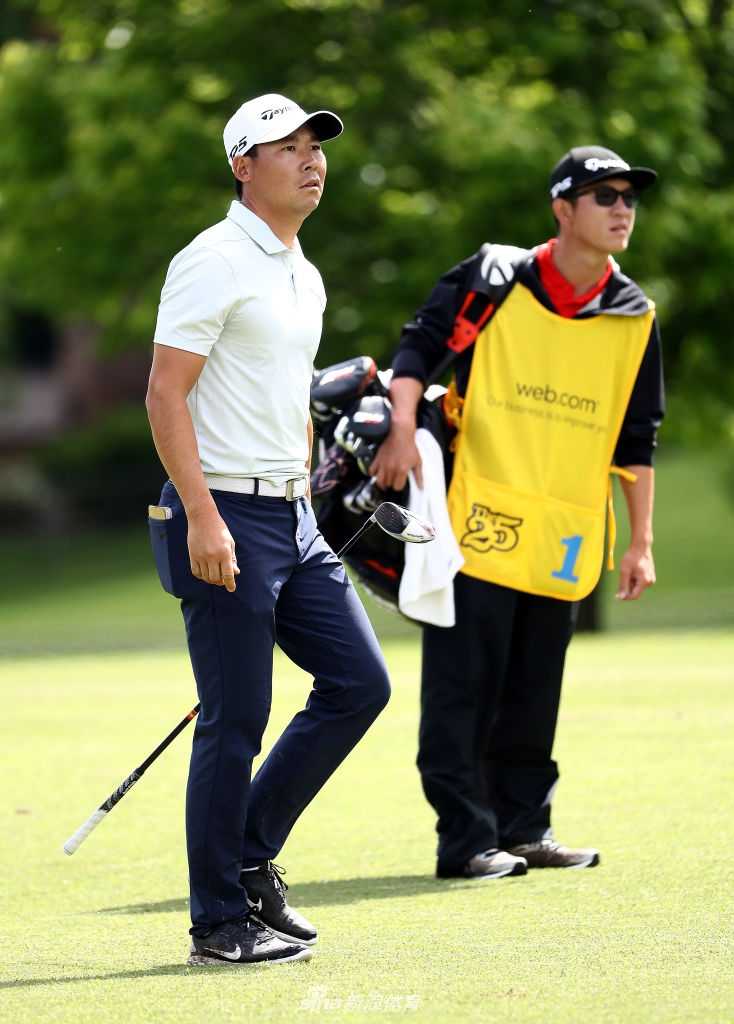 吉勒曼俯身与母亲亲切交谈，手指着奖杯细节，仿佛在诉说胜利的荣耀属于母亲。