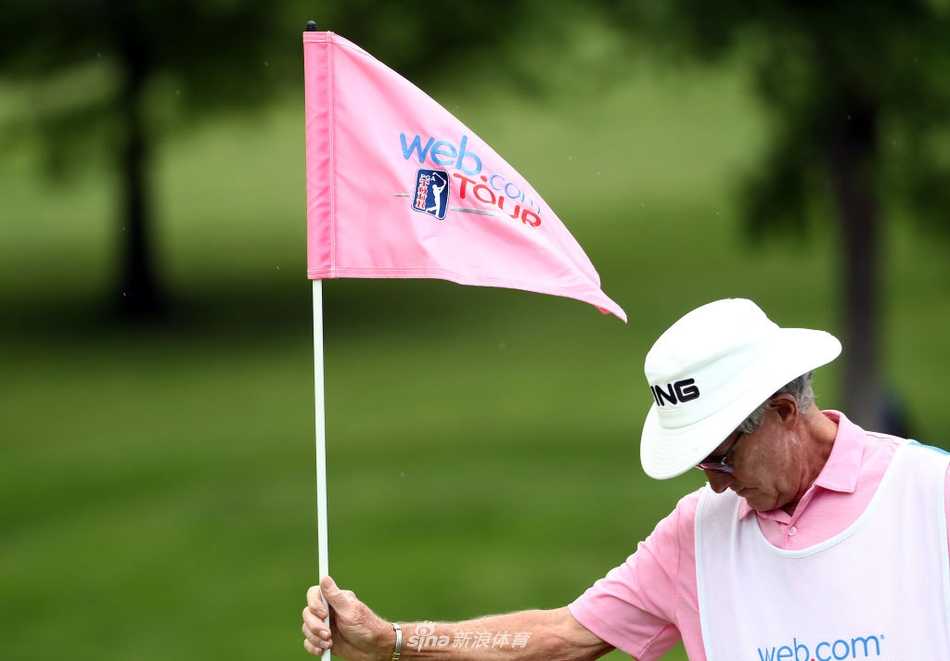 决赛轮关键一推，吉勒曼全神贯注，粉红色旗杆在果岭上静静伫立，象征着节日的祝福。