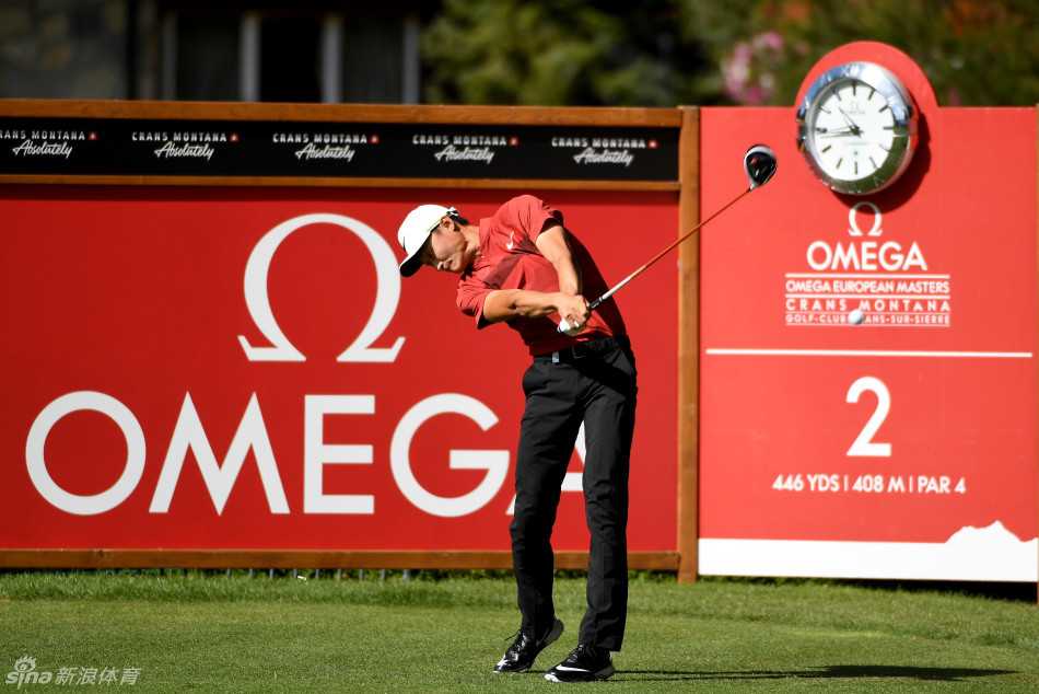 李昊桐挥杆瞬间，动作流畅有力，球杆划破空气指向远方的果岭