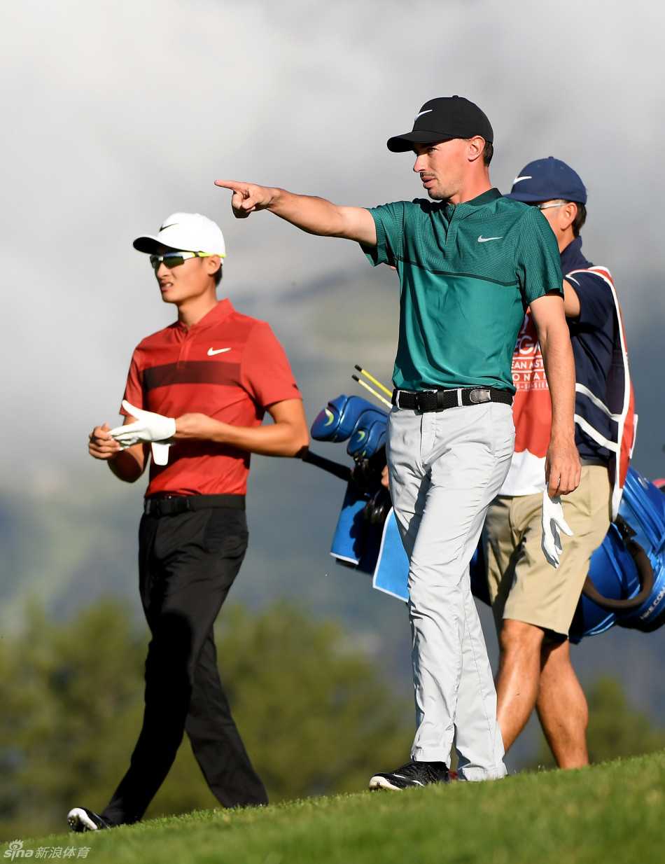 李昊桐在瑞士雪山环绕的球场上专注推杆，背景的阿尔卑斯山清晰可见