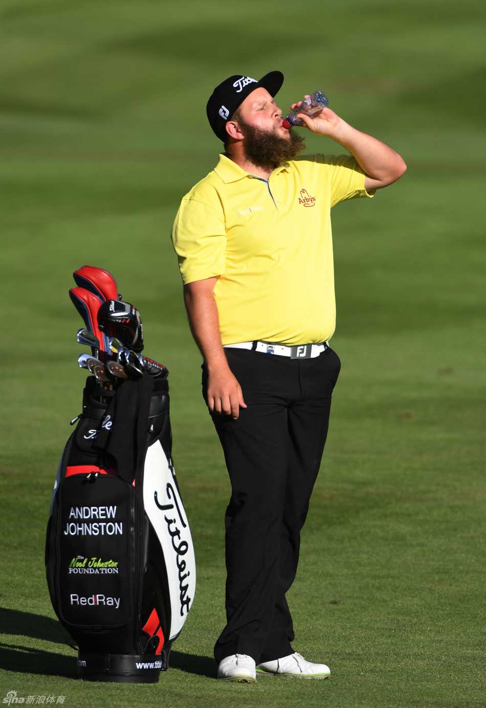 大胡子安德鲁约翰斯顿露出标志性笑容，与周围严肃的比赛氛围形成有趣对比