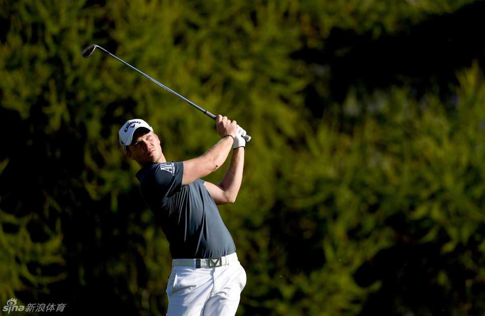 赛事观众漫步在如画的球场景色中，远处的雪山与近处的绿草相映成趣