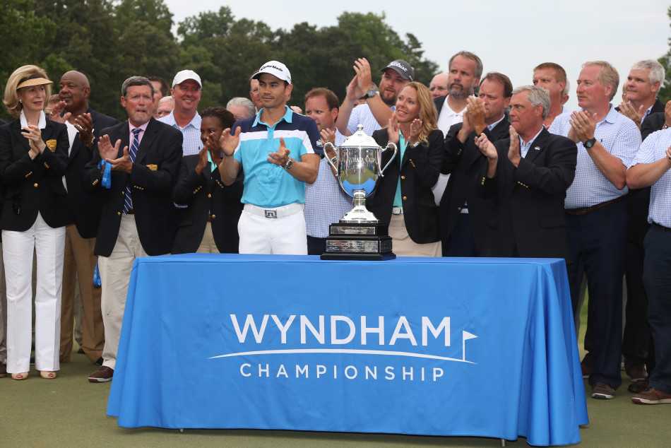 毕耶加斯深情亲吻冠军奖杯，闭目瞬间仿佛在回味征途上的所有拼搏，金属奖杯与脸庞轻触，荣耀加身