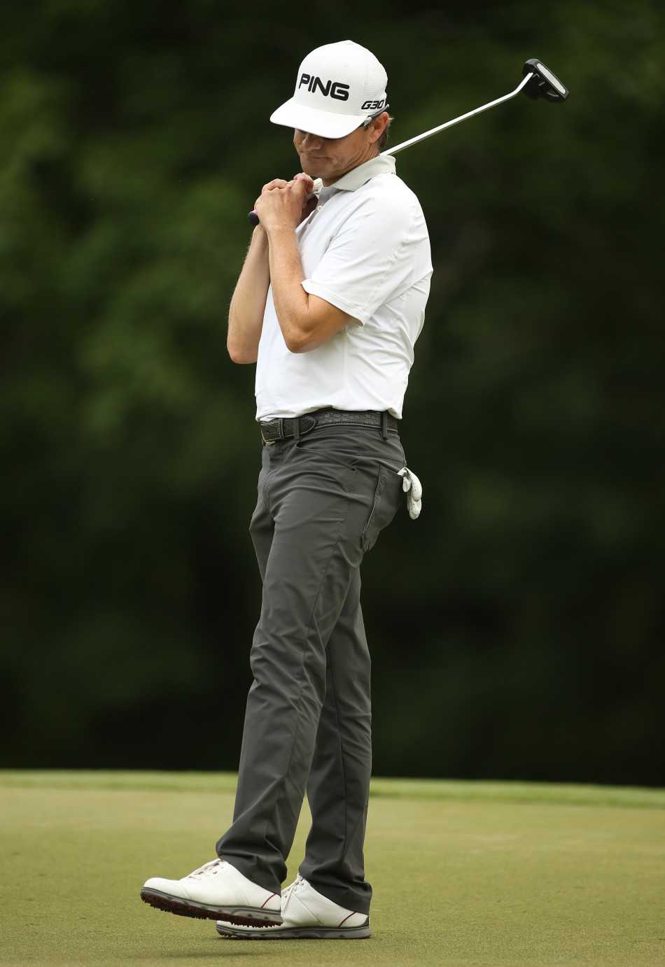 选手斯洛克姆在球道上凝神准备挥杆，阳光洒下，他的身影与球杆形成充满力量感的剪影，目标直指远方果岭