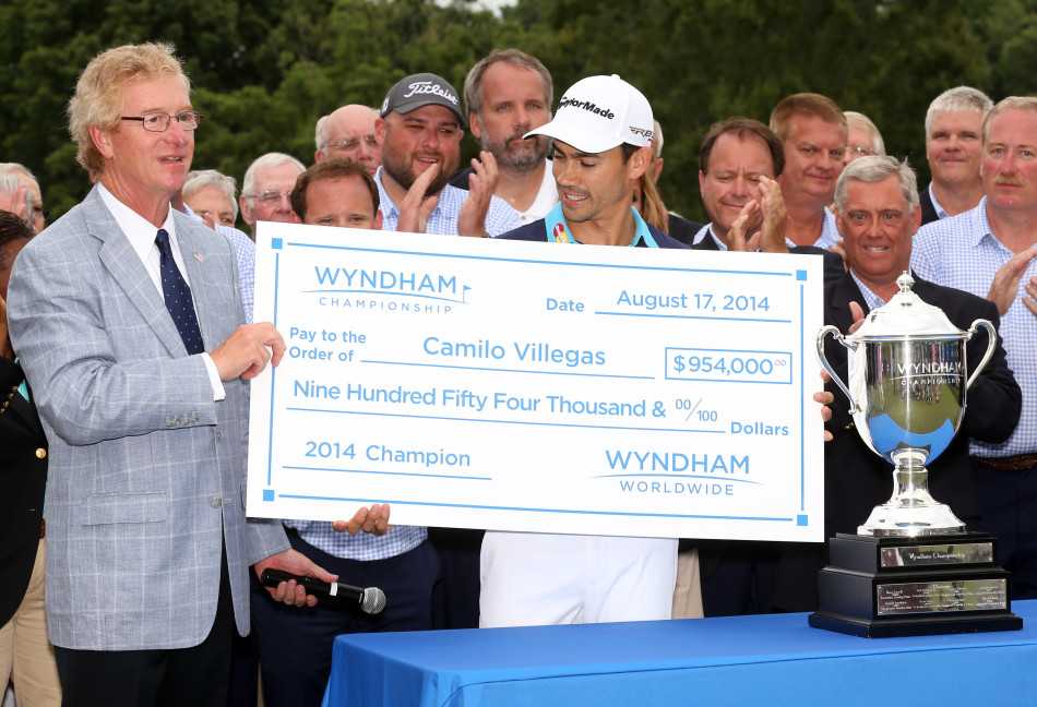 斯洛克姆在发球台潇洒开球，瞬间的爆发力凝聚于挥杆动作之中，小白球即将腾空而起飞向广阔球场