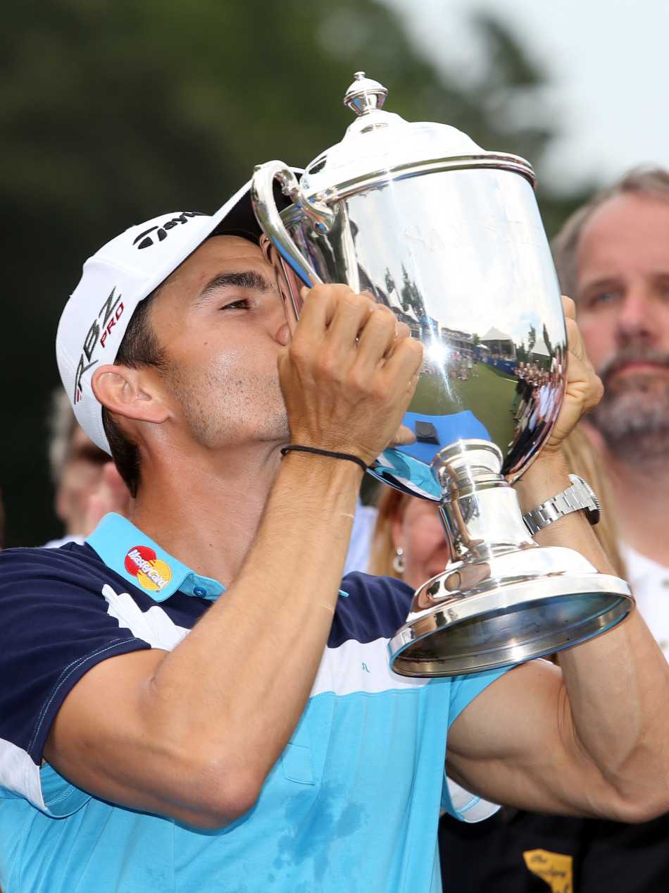 斯洛克姆半蹲于果岭边仔细查看码数本，表情严肃专注，正在为关键一击做最后的精确计算与策略部署