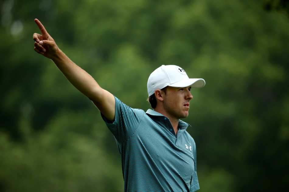 亚当·斯科特在果岭上做出标志性的手势与球童沟通，神情专注如雕刻，每一推都关乎荣耀的归属。