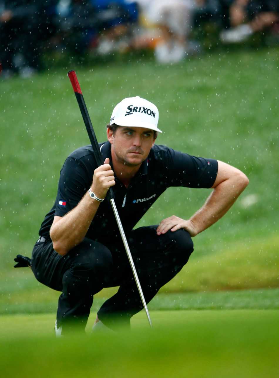 凯梅尔在紧张时刻下意识地用牙咬住毛巾，目光灼灼地望向果岭，将竞技体育中的压力与专注展现得淋漓尽致。