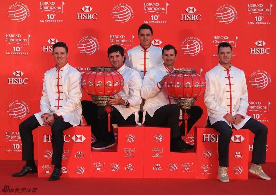 巴巴·沃森在汇丰冠军赛欢迎酒会上手持话筒，正在台上进行发言，神情专注而认真。