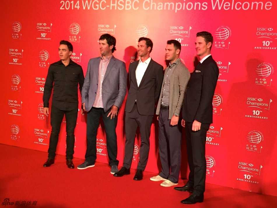 中国高尔夫名将梁文冲与青少年球员窦泽成、叶雷并肩站在一起，三人面对镜头露出温暖的笑容，气氛融洽。