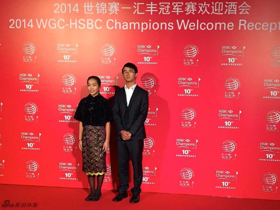 梁文冲在活动间隙与一位女士进行交流，他面带标志性的温和笑容，展现出亲切的绅士风度。