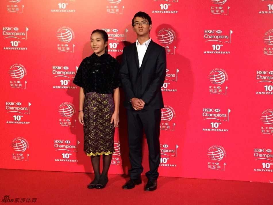 五位身着唐装的球星并列站立，共同举起手中的红灯笼，完成张灯结彩仪式后的集体合影，场面喜庆壮观。