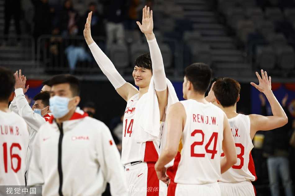 周琦在三人包夹之下，凭借身高臂展优势，依然柔和地将球挑向篮筐