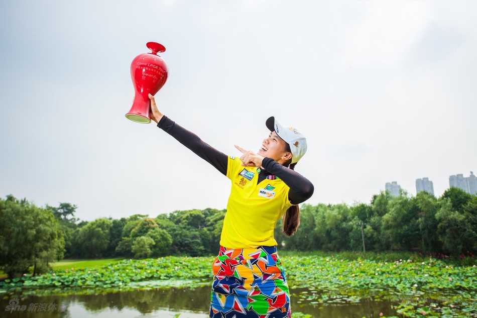萨兰朋在第十八洞果岭稳稳推入致胜小鸟推后，振臂庆祝夺冠瞬间