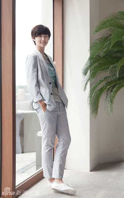 朴城炫盛装出席活动，在后台浅笑整理裙摆，瞬间流露出少女般的俏皮与期待