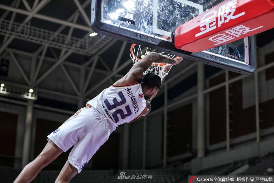 西热力江在防守球员的贴身干扰下，嘴角扬起一丝自信的微笑，仿佛看穿了对手的每一次战术意图，运球节奏从容不迫。