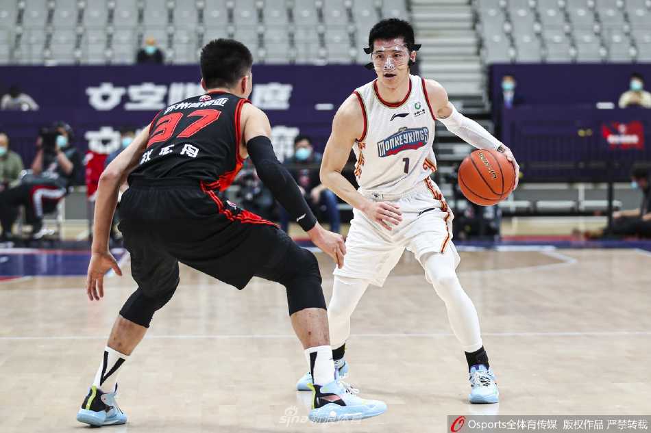 爱德华兹顶着防守人强行上篮，身体在空中完全舒展，肌肉线条分明，眼神死死锁定篮筐，仿佛要将27连败的闷气全部砸进篮筐。