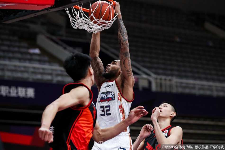 西热力江在命中关键三分后，面向看台张开双臂庆祝，全场灯光打在他的身上，汗水闪闪发光，这一刻他宛如拯救球队的英雄。