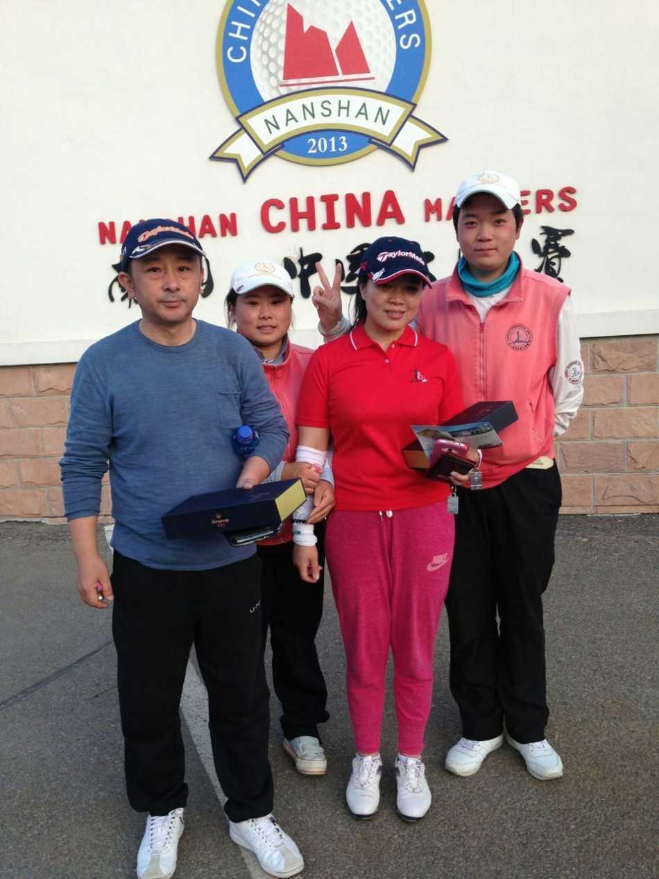 嘉宾们兴致勃勃地鉴赏礼盒细节，指尖轻抚过浮雕般的百鸟图案，眼中流露出对精湛工艺的赞赏。