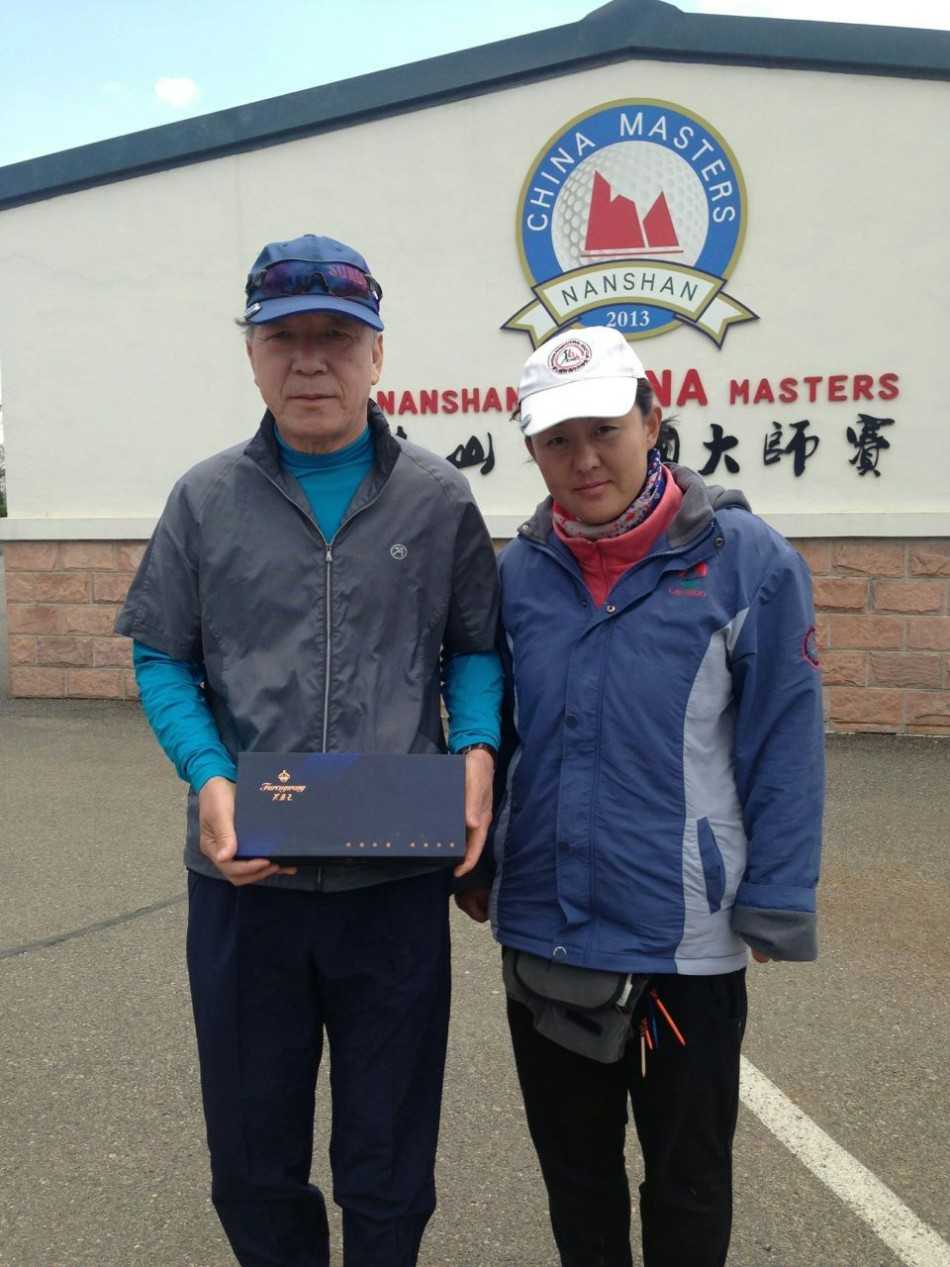 特写镜头下，‘百鸟争鸣’礼盒的丝绸质感与金属徽标熠熠生辉，尽显尊贵气度与非凡匠心。