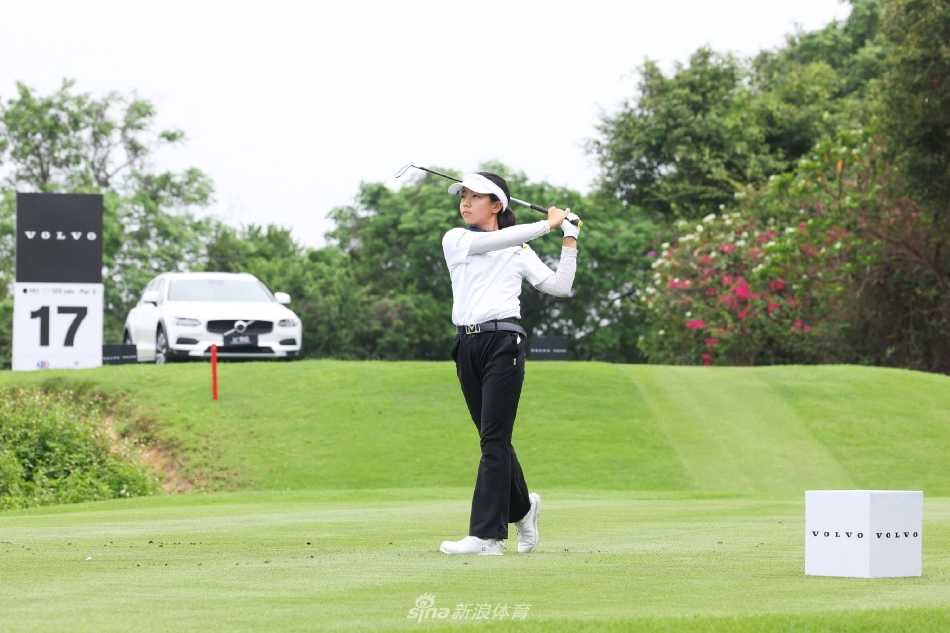 沃尔沃全国青少年高尔夫挑战赛首站海南精彩收官 女子冠军彭严萱在比赛中优雅挥杆,白色小球在蔚蓝天空下划出一道完美弧线。