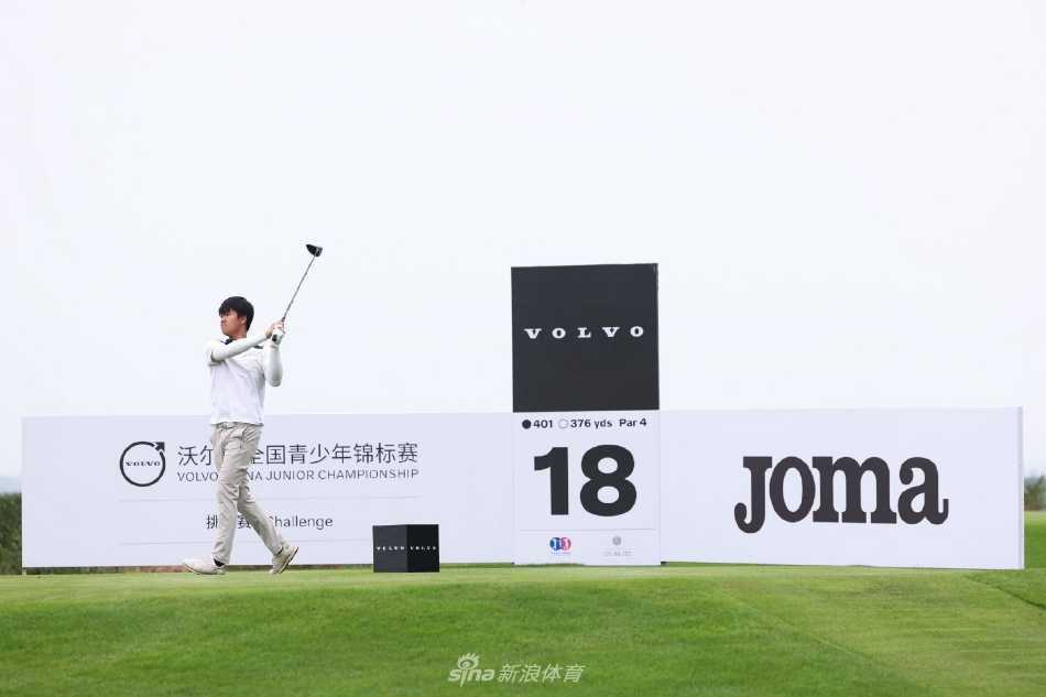 沃尔沃全国青少年高尔夫挑战赛首站海南精彩收官 赛事颁奖典礼现场,获奖青少年选手们手持奖杯与证书,脸上洋溢着自豪与喜悦的笑容。