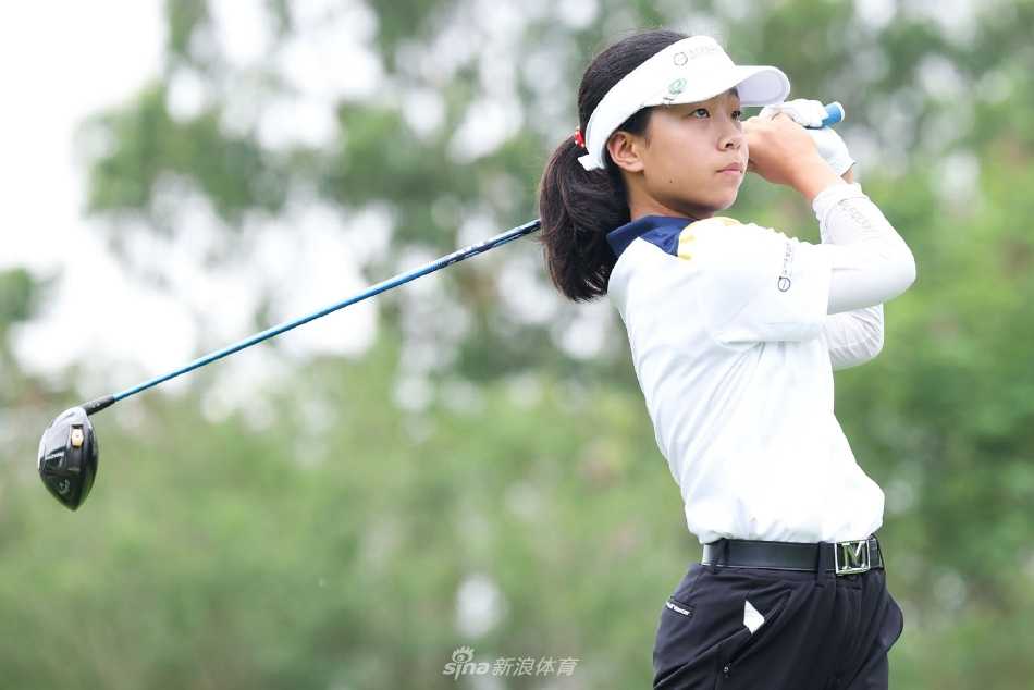 沃尔沃全国青少年高尔夫挑战赛首站海南精彩收官 冠军马名睿在果岭上沉稳推杆,专注的眼神中透露着超越年龄的冷静与坚定。