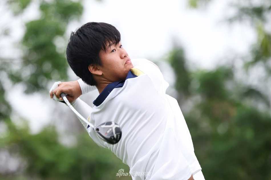 沃尔沃全国青少年高尔夫挑战赛首站海南精彩收官 小球员在教练指导下专注练习推杆,每一个细节的打磨都为了下一刻赛场的绽放。