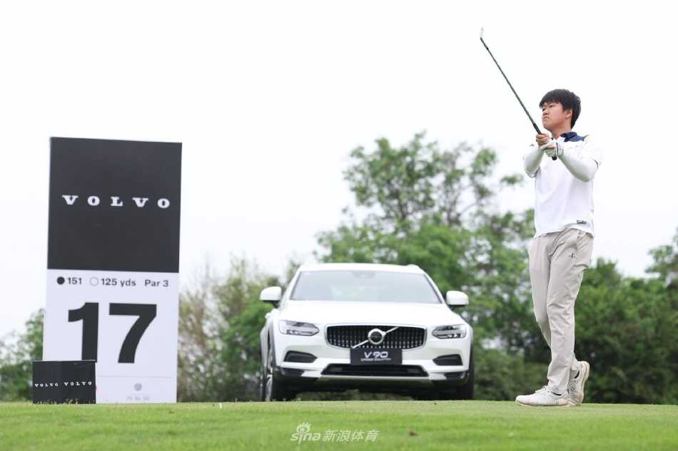 沃尔沃全国青少年高尔夫挑战赛首站海南精彩收官 夕阳下的高尔夫球场宁静而美丽,见证了又一日的拼搏与梦想在此起航。