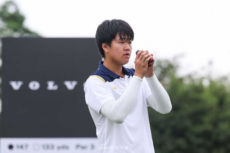 沃尔沃全国青少年高尔夫挑战赛首站海南精彩收官 比赛间歇,两位小球员在草地上轻松交流,友谊与竞技共同生长在这片绿茵场上。