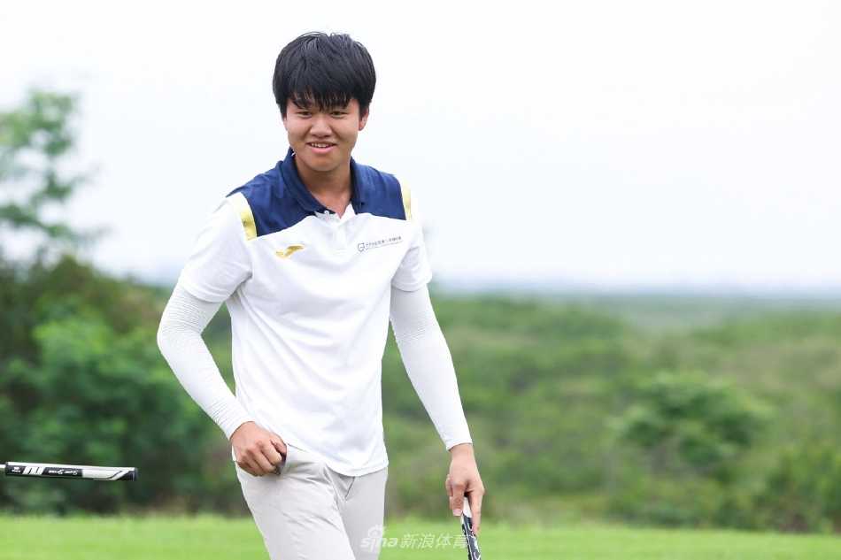 沃尔沃全国青少年高尔夫挑战赛首站海南精彩收官 青少年选手在沙坑中冷静处理困难球位,展现出不屈不挠的竞赛精神。