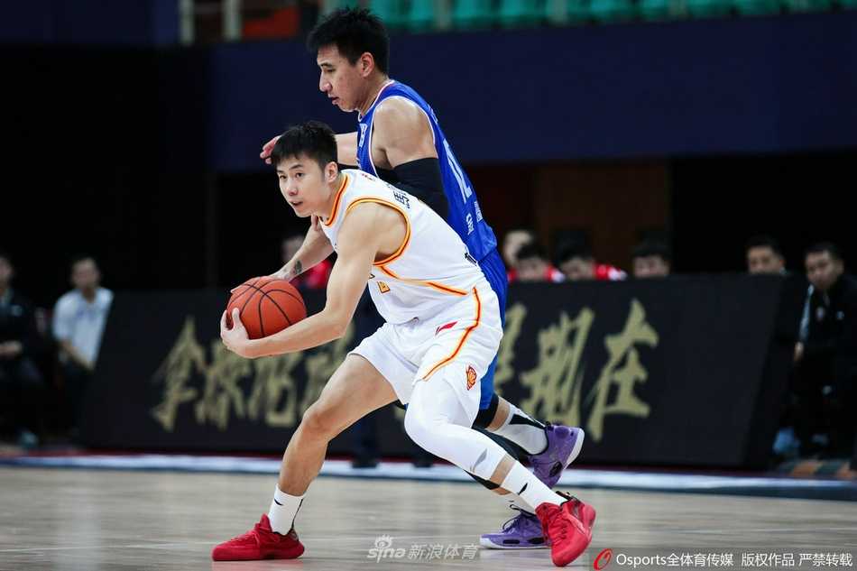 深圳队外援布克在天津队球员的严密防守下，依然找到了出手空间，自信地将球投向篮筐。