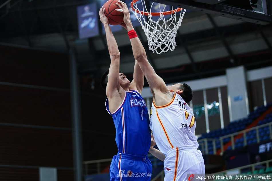深圳队球员贺希宁在天津先行者队时德帅的紧逼防守下，依然稳健地运球推进，眼神中透露出进攻的决心。