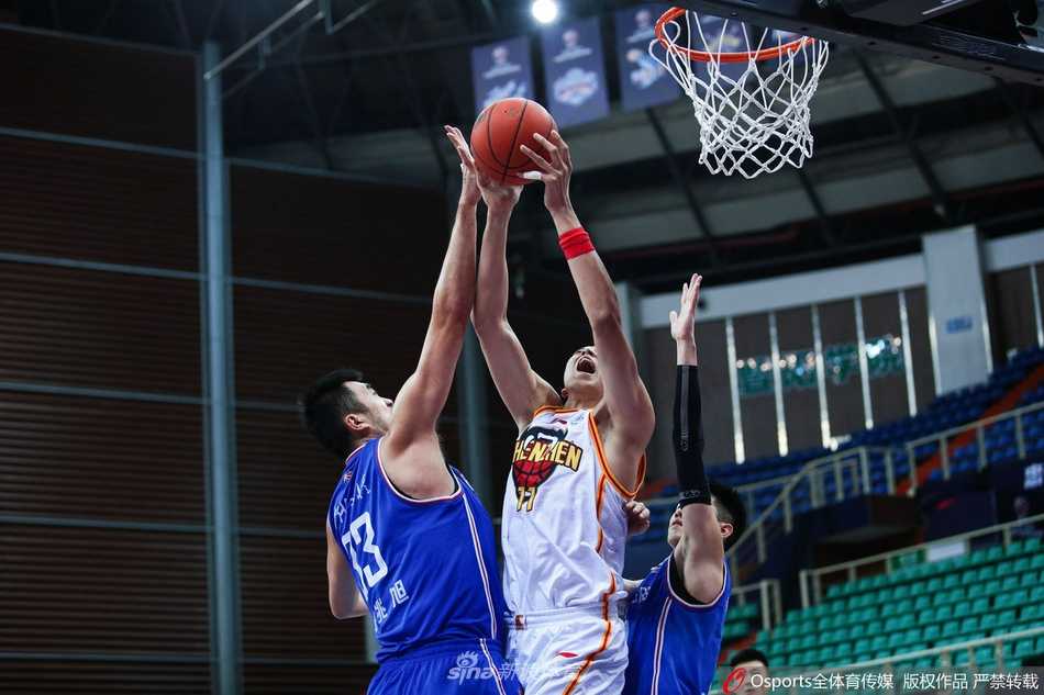 天津先行者队何思雨在三分线外果断出手，篮球在空中划出一道美丽的弧线，直冲篮筐而去。