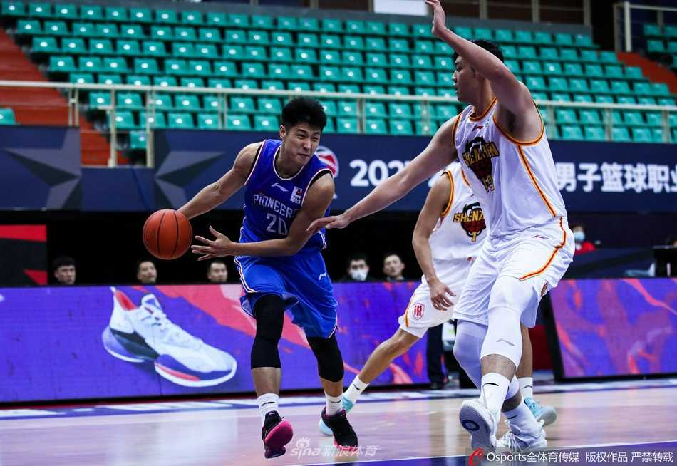深圳马可波罗队小将赵义明利用身体优势在篮下强打，轻松将球放进篮筐，展现年轻内线的潜力。
