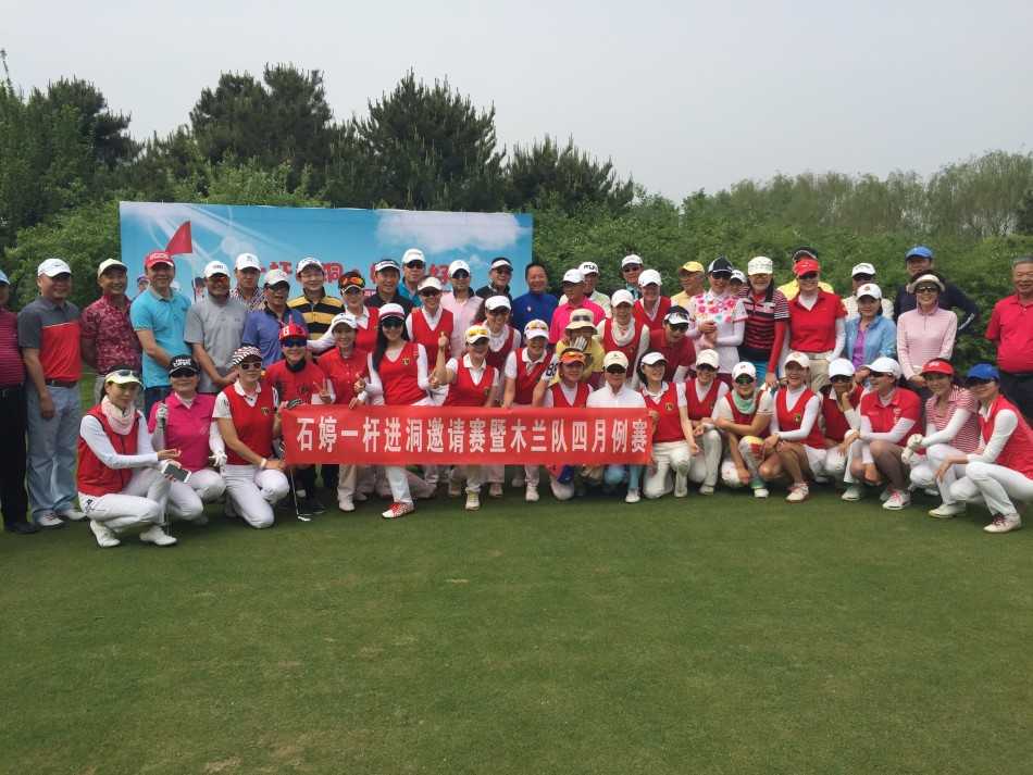 赛场边的记分牌前，石婷队长正专注地在成绩卡上签字，神情认真，体现了对比赛规则的尊重与对竞技的严谨态度。