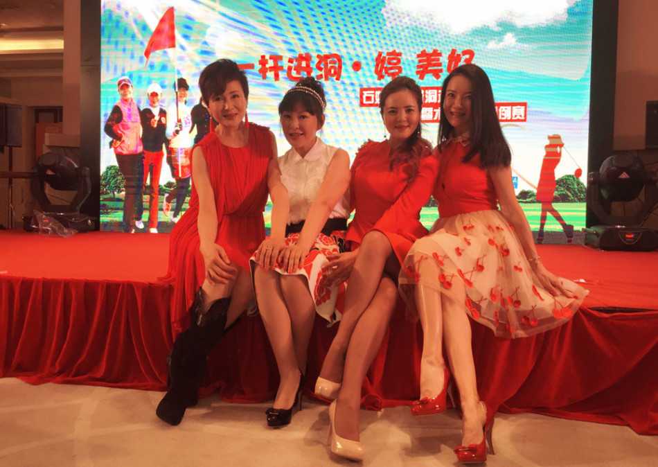 北京清河湾高尔夫球场全景，绿意盎然的球道与晴朗天空构成一幅宁静而充满活力的画卷，球员们即将在此展开角逐。