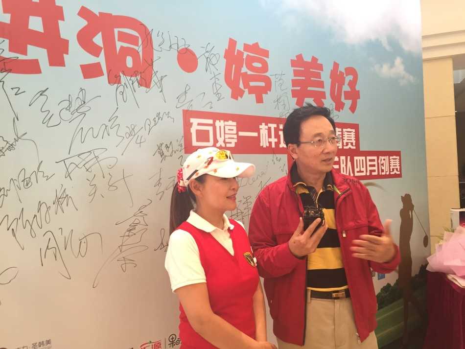 中国女篮名宿宋晓波在晚宴现场，正亲切地将自己签名的篮球赠送给一位嘉宾，画面温馨，连接起不同运动领域的友谊。