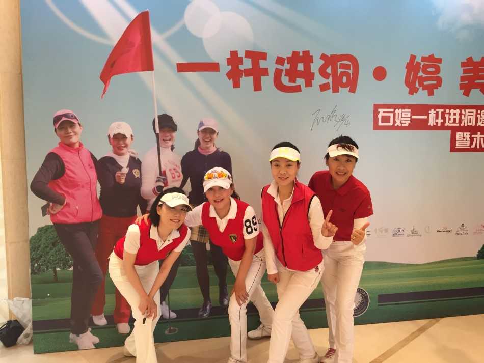 晚宴上，一个装饰精美的绿色主题庆祝蛋糕引人注目，周围围满了开心的参与者，共同准备分享这份甜蜜的喜悦。