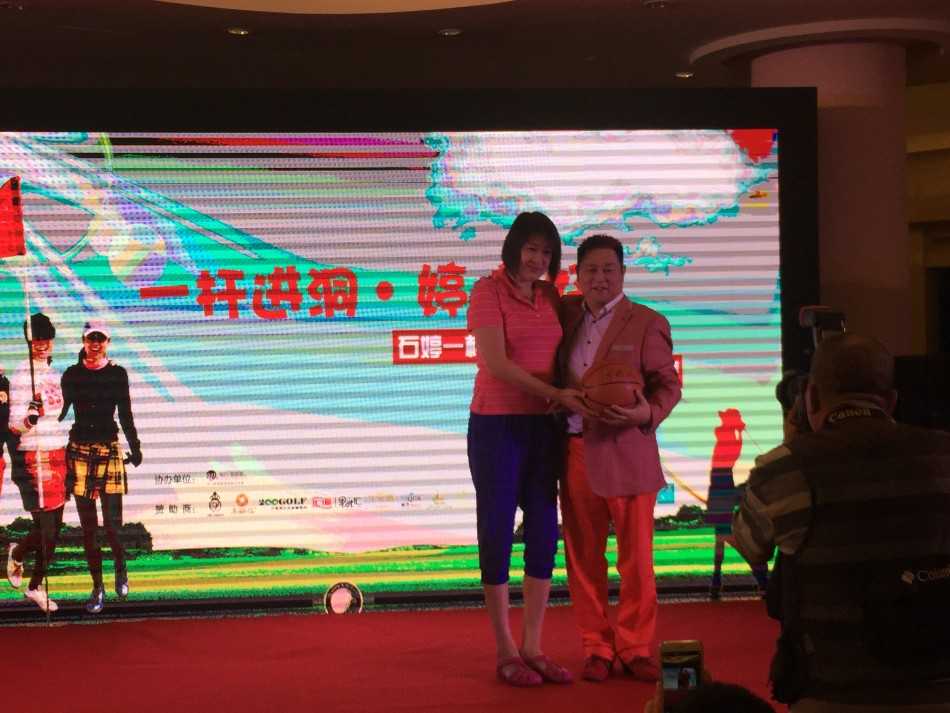 晚宴颁奖典礼现场，获奖者正从颁奖嘉宾手中接过奖杯，台下观众报以热烈的掌声，共同见证荣耀时刻。