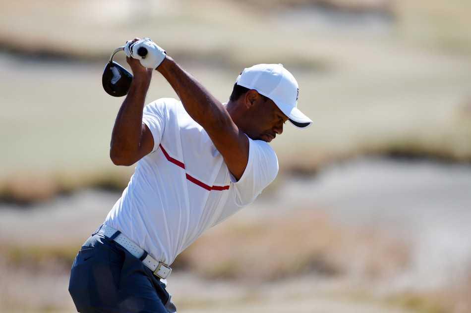 在练习场或赛前准备中，伍兹做出标准的上杆动作，身体充分扭转，球杆到达顶点，积蓄着力量与稳定性。