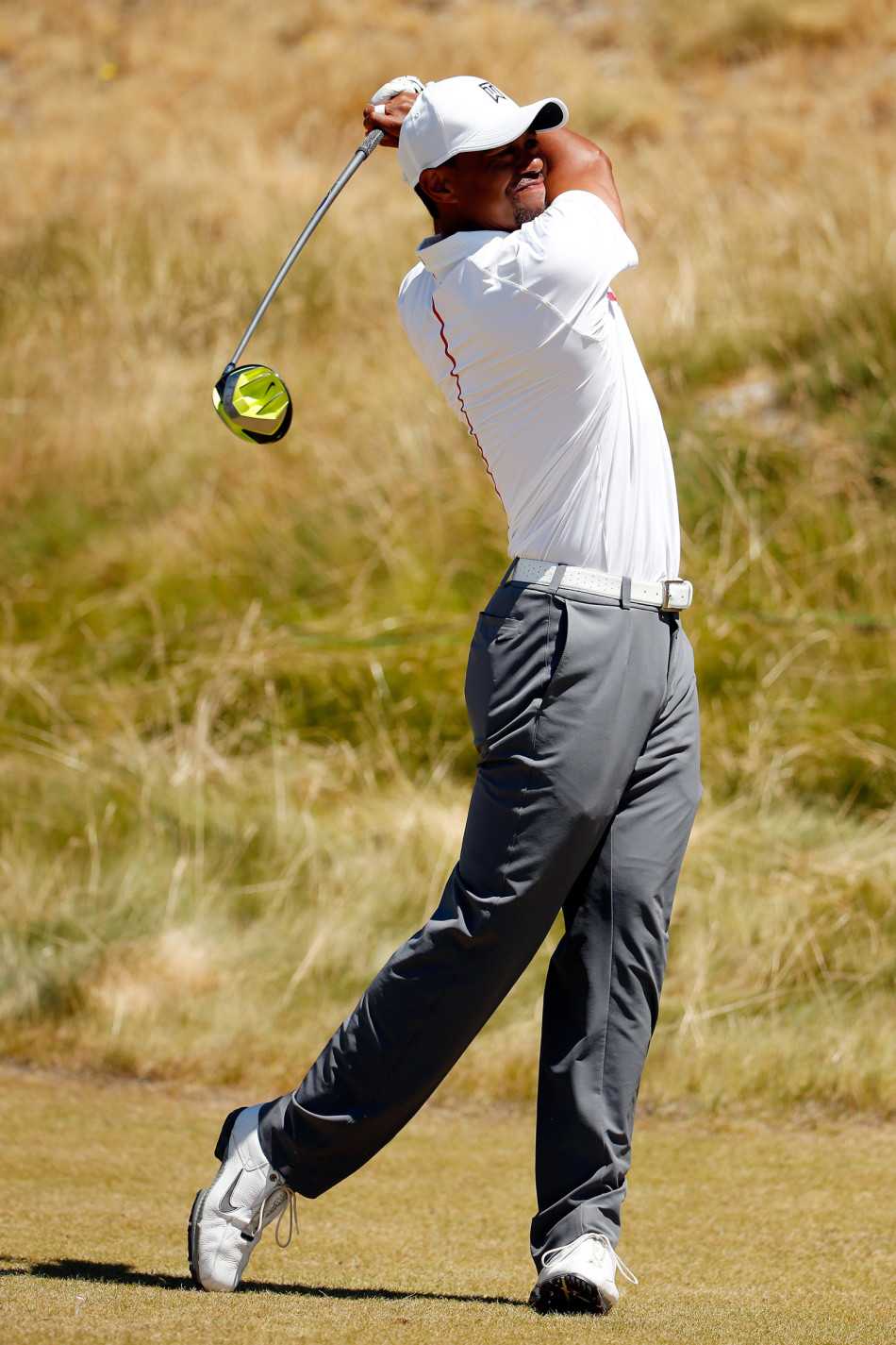 击球完成后，伍兹做出流畅而平衡的收杆动作，身体完全转向目标方向，姿态优雅如雕塑，彰显对挥杆的完全控制。