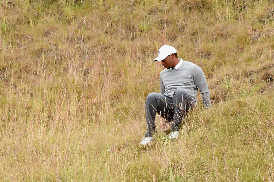 在一次高难度击球后，伍兹因用力过猛失去平衡，摔倒在地，但他迅速起身，展现了运动员本能般的反应与幽默感。