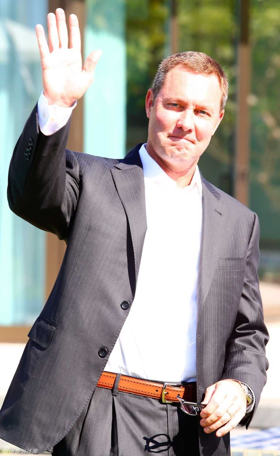 LPGA总裁迈克·万恩在开幕式上向现场观众挥手致意，笑容亲切，对蓝湾的景色赞不绝口。