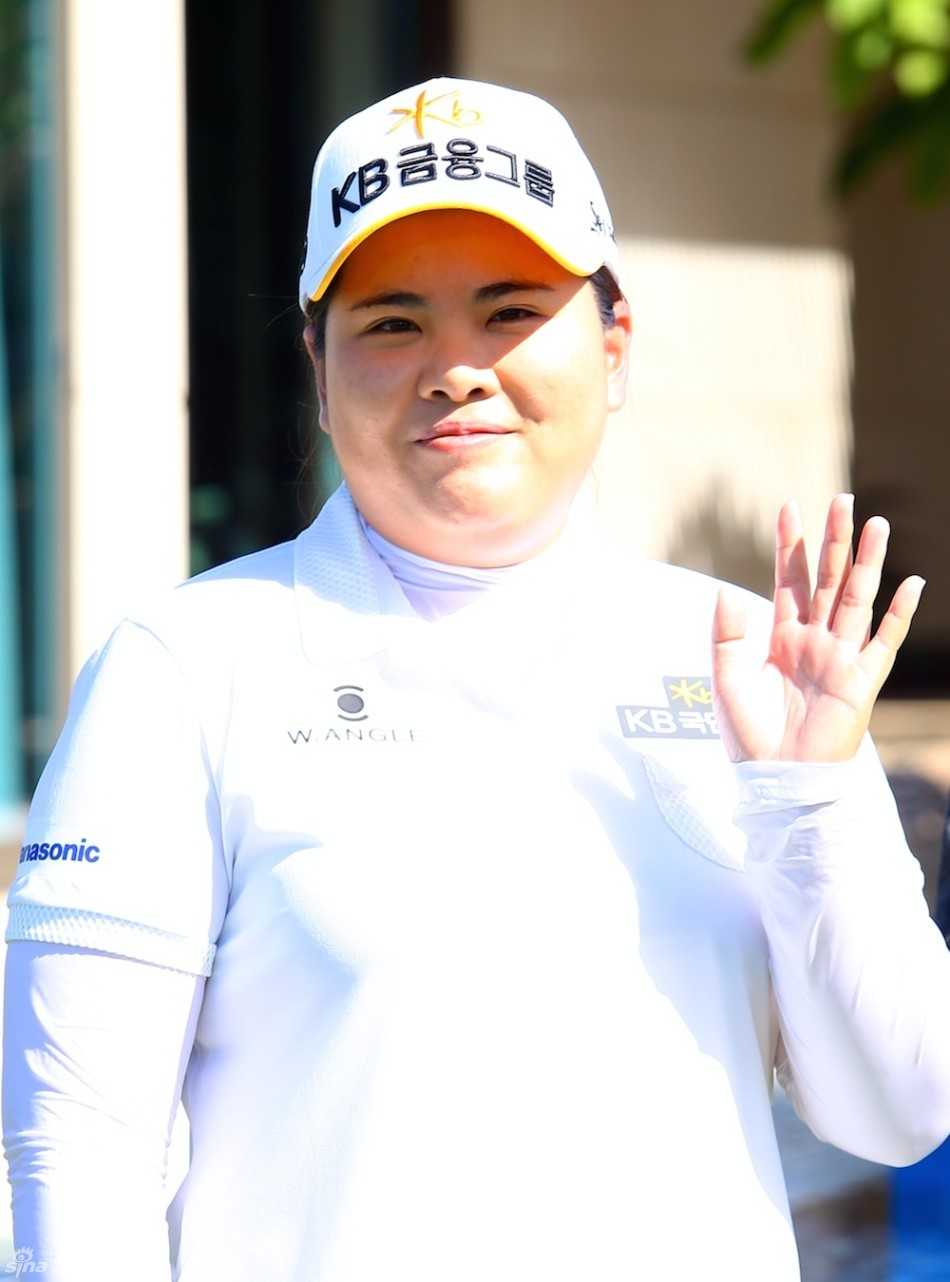 绿城蓝湾小镇董事长高德雪在开幕式上发言，背景是赛事主题背景板，他正分享着小镇与高尔夫的故事。