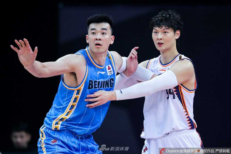 林书豪在场边观战时全神贯注，虽然未能登场但依然心系比赛局势