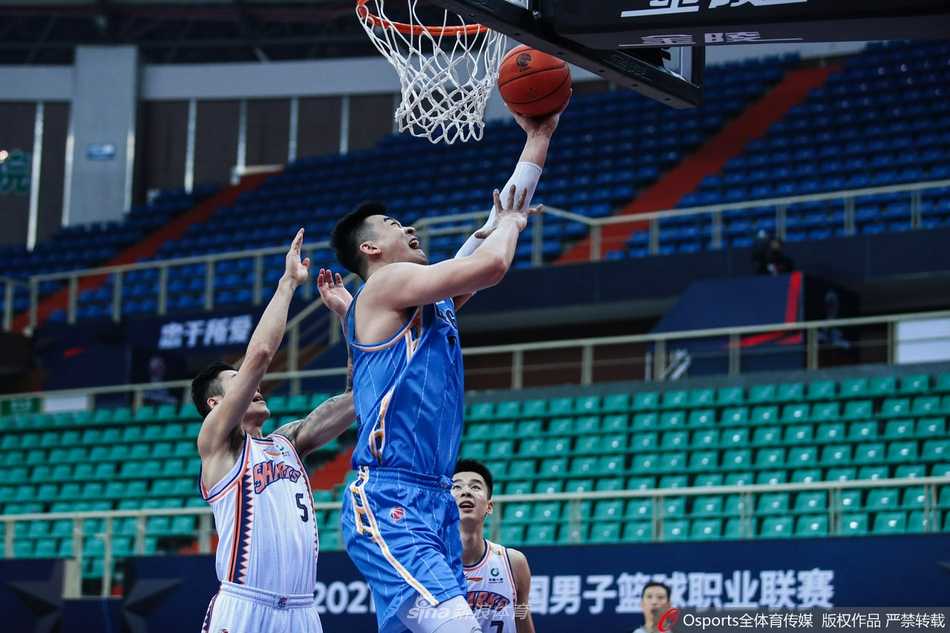 李慕豪高高跃起，双手暴扣，气势如虹地完成了一次精彩的进攻